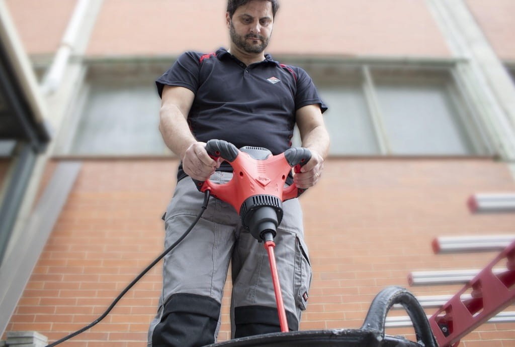 Glazurnik mieszający klej mieszarką Rubi Rubimix-9 Supertorque na budowie