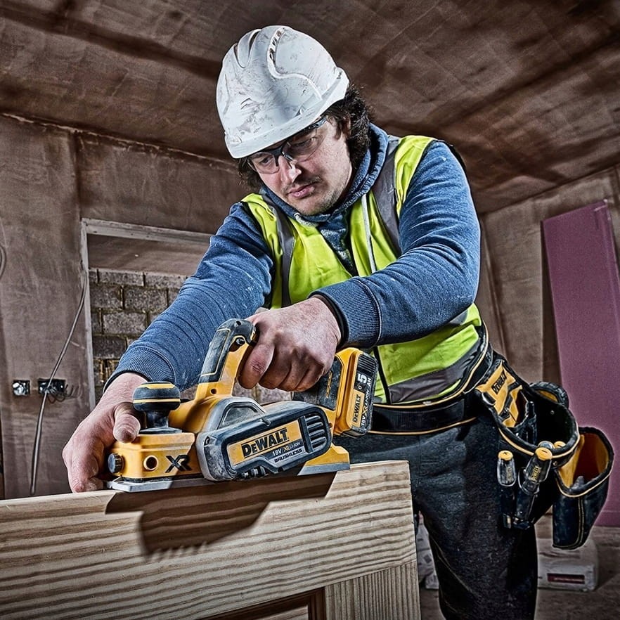 Zastosowanie struga DeWalt DCP580N - stolarz strugający belkę drewnianą