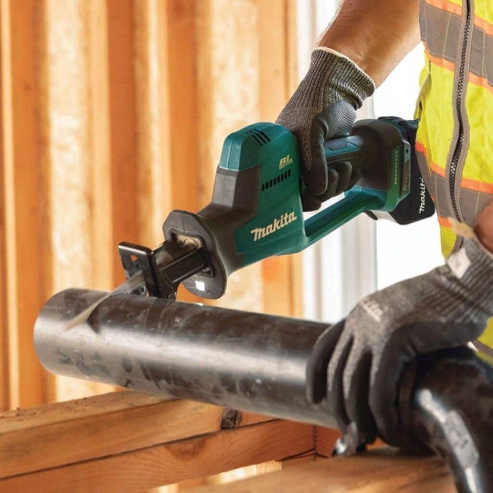 Cięcie rury metalowej piłą szablastą Makita DJR189Z (instalacja hydrauliczna)