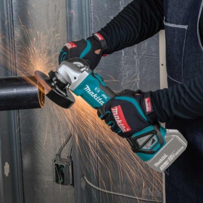 Zastosowanie szlifierki Makita DGA513Z - cięcie metalu (iskry)