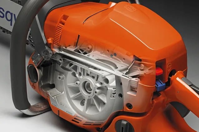 Widok od spodu pilarki Husqvarna 550 XP Mark II - magnezowa skrzynia korbowa