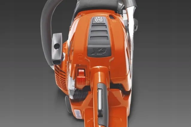 Widok z góry na smukły korpus pilarki Husqvarna 550 XP Mark II
