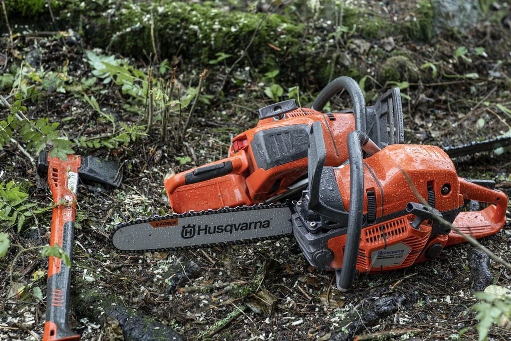 Niegubiące się nakrętki prowadnicy w osłonie sprzęgła Husqvarna 550 XP