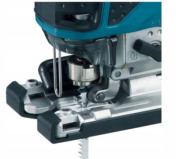 Zbliżenie na aluminiową stopę z regulacją kąta cięcia w Makita 4351FCTJ