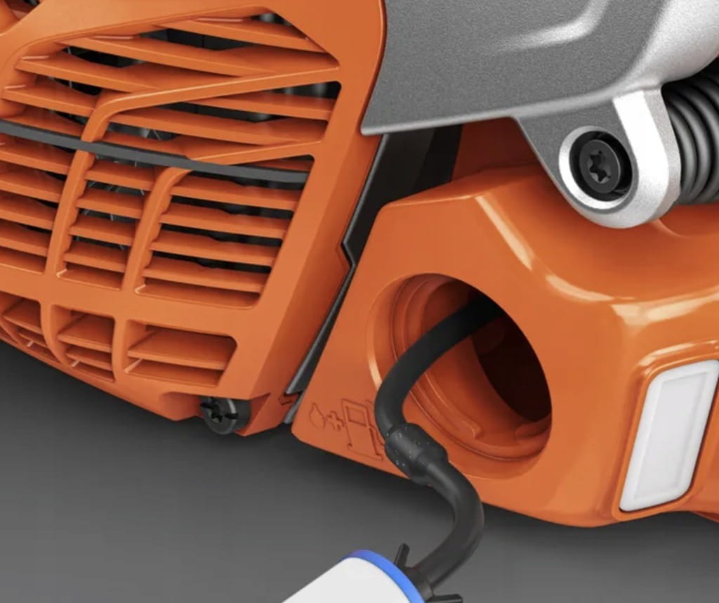 Zbliżenie na boczny napinacz łańcucha w Husqvarna 562 XP