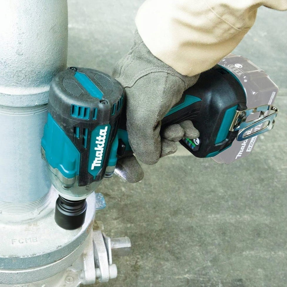 Zastosowanie klucza udarowego Makita DTW300Z - praca przy rurach