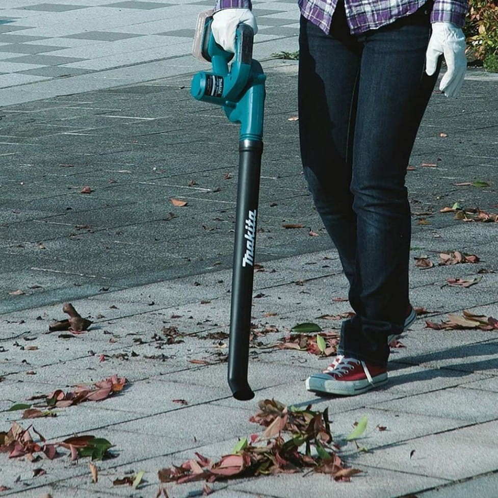 Praca dmuchawą Makita DUB186Z z długą dyszą - ergonomia