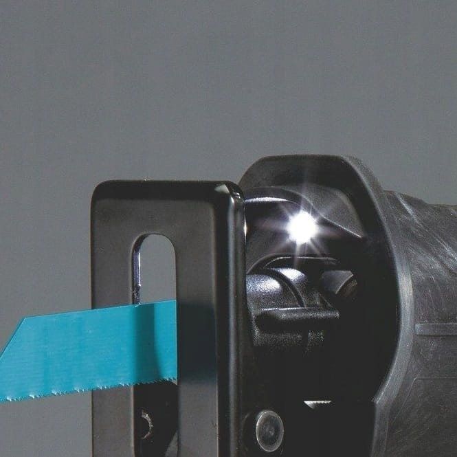 Dioda LED oświetlająca linię cięcia w pile szablowej Makita DJR188Z