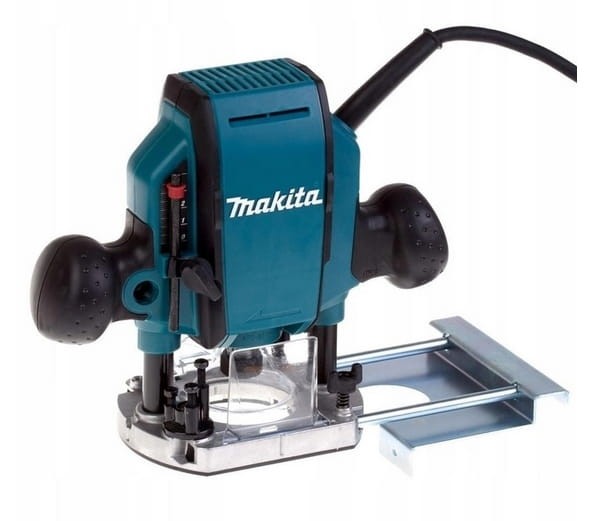 Makita RP0900J z prowadnicą - widok z boku na stopę frezarki