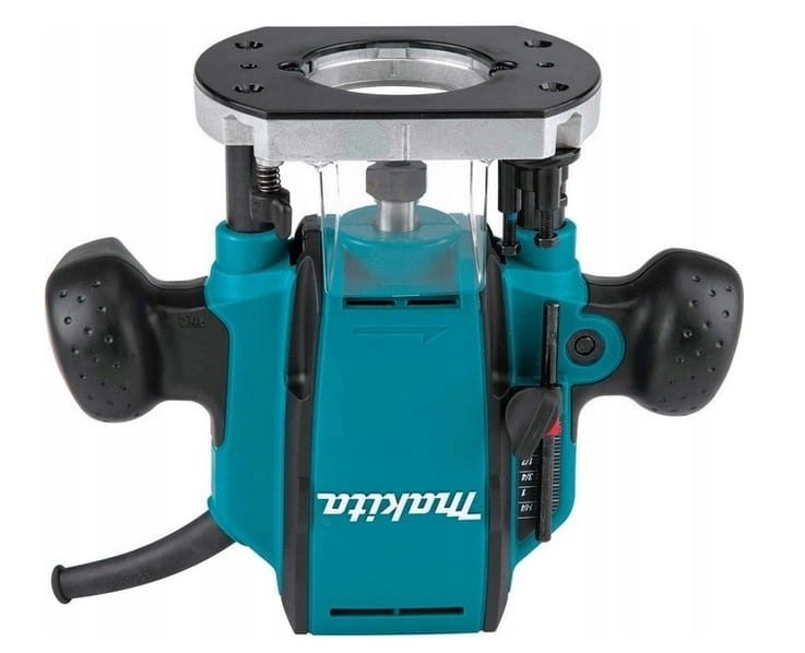 Widok z góry na płaską obudowę silnika 900W frezarki RP0900