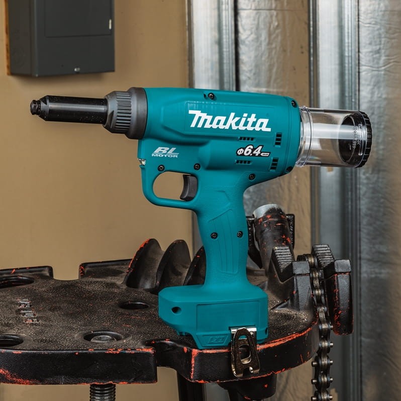 Nitownica Makita DRV250ZJ w użyciu w warsztacie
