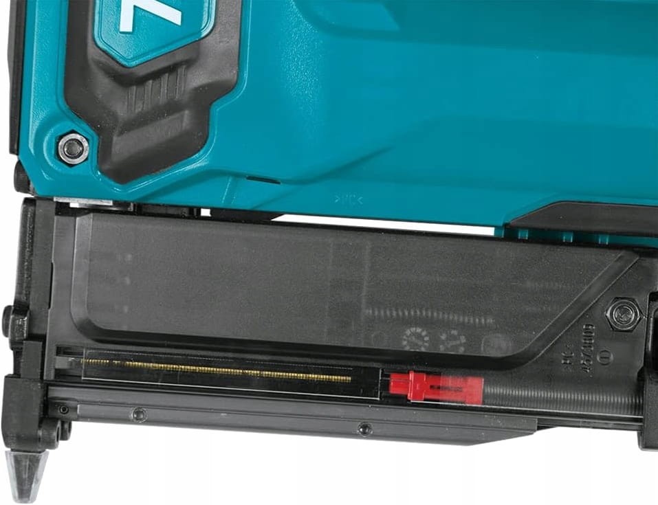 Zbliżenie na magazynek sztyfciarki Makita DPT353Z