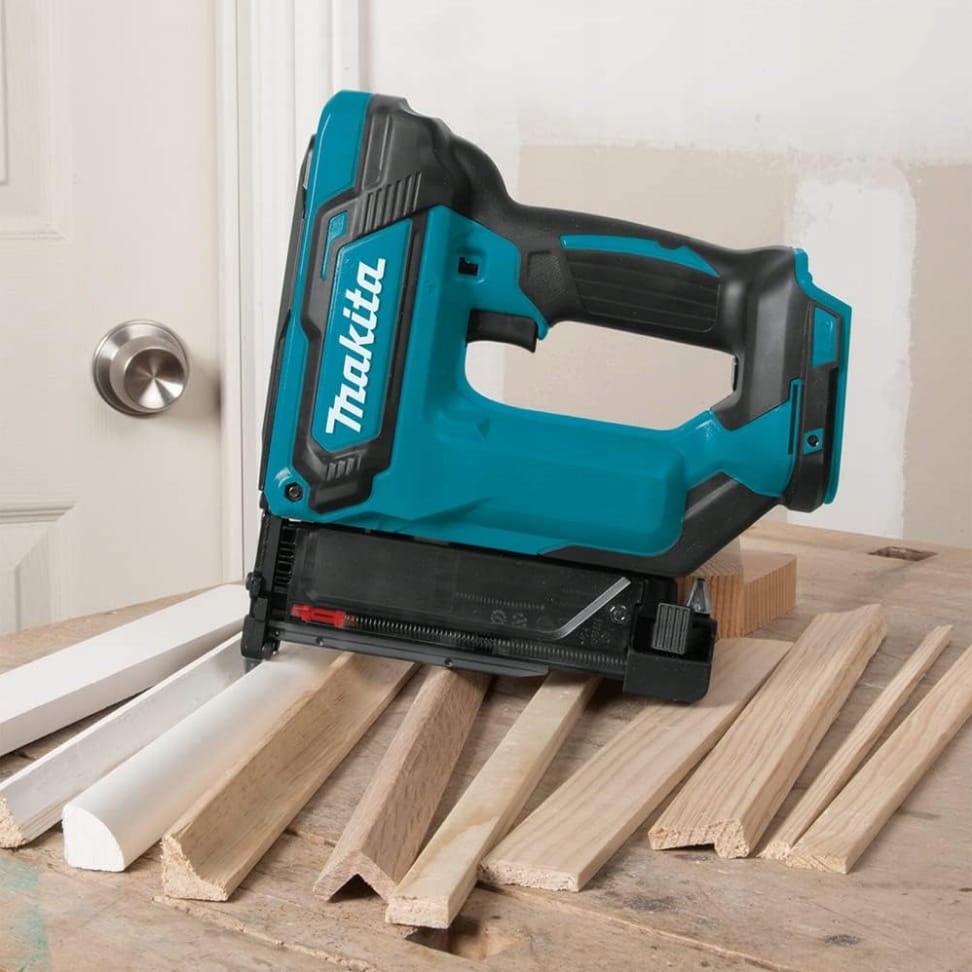 Makita DPT353Z podczas montażu listwy przypodłogowej
