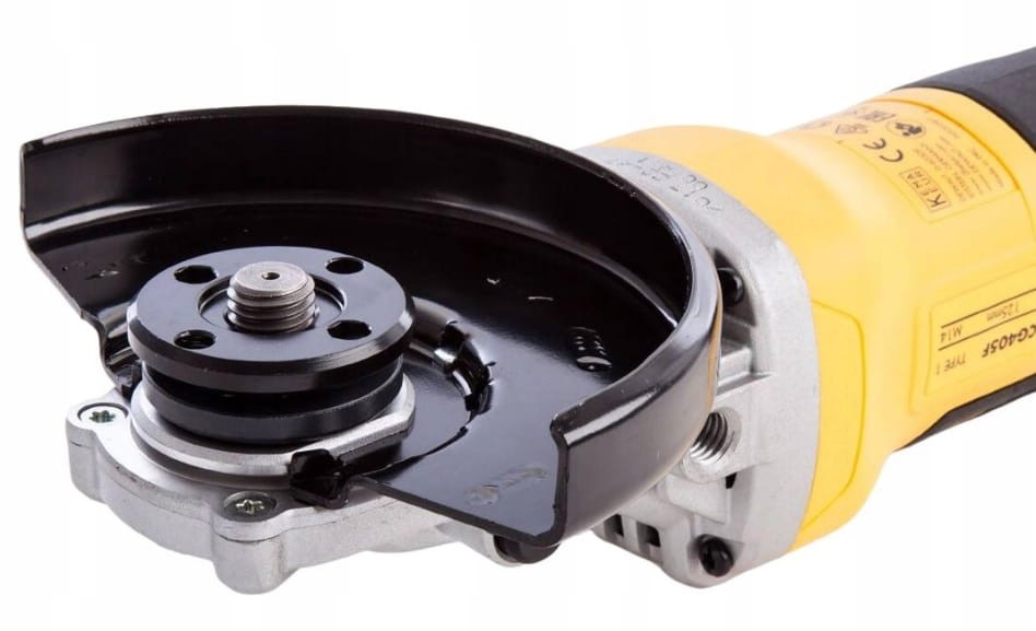 dewalt dcg405fn praca cięcie rury w ciasnej przestrzeni