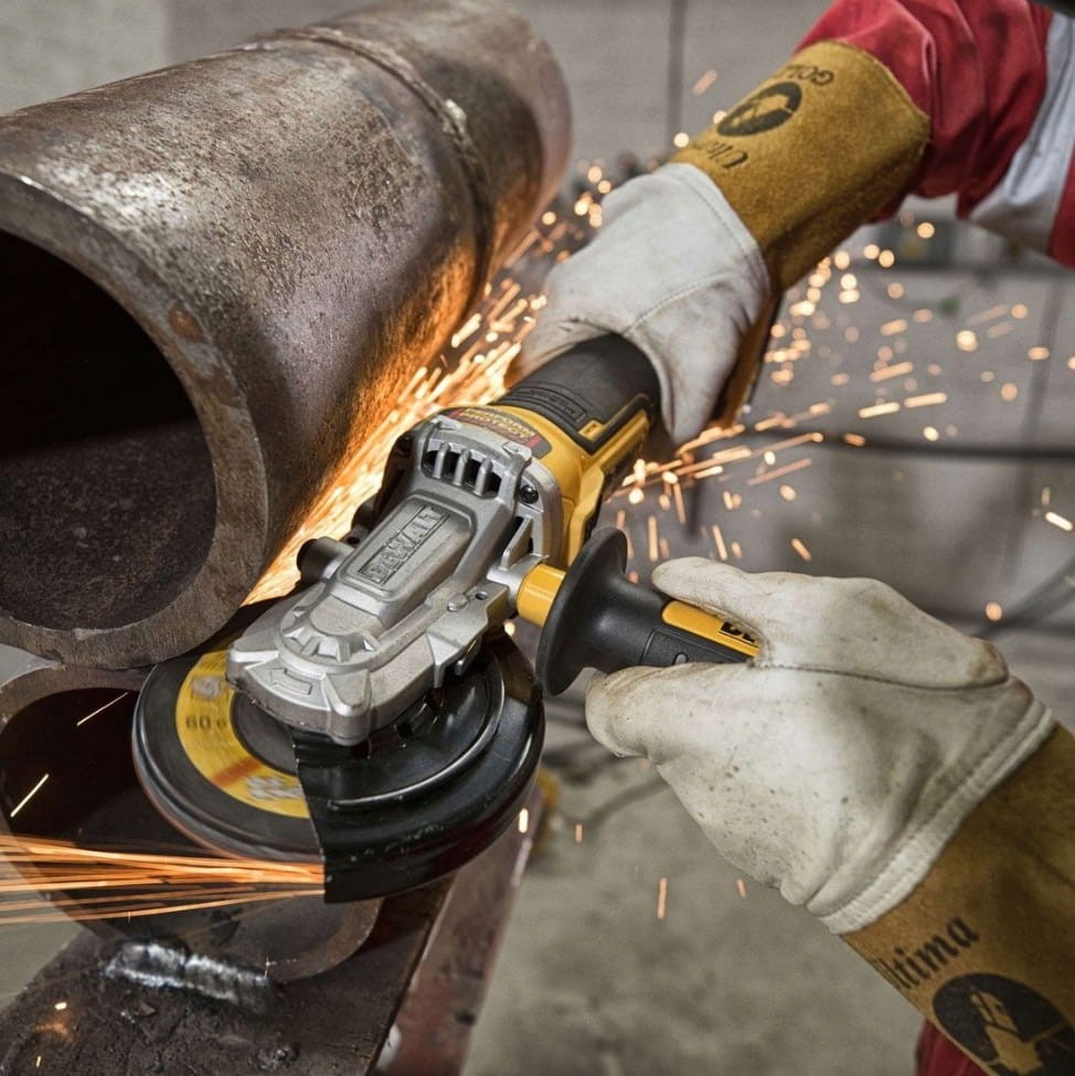 dewalt dcg405fn cięcie metalu demonstracja w warsztacie