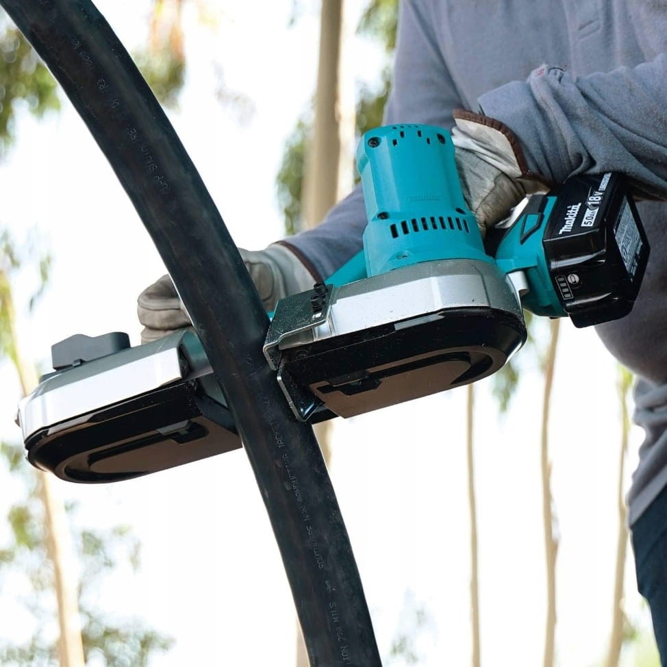 Makita DPB182Z akumulatorowa przecinarka taśmowa 18V podczas cięcia rury stalowej w terenie