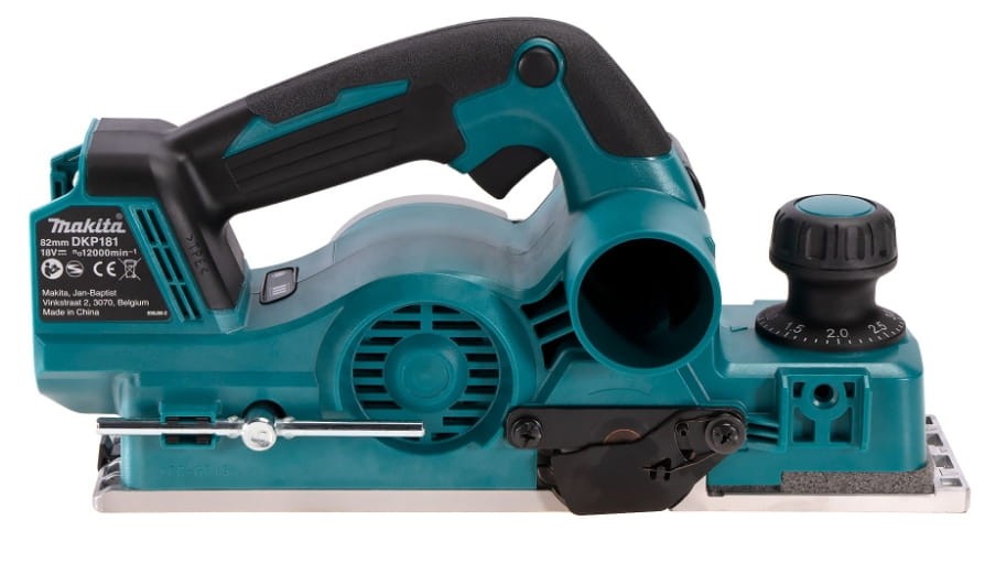 Makita DKP181Z – widok prawy z króćcem odciągu