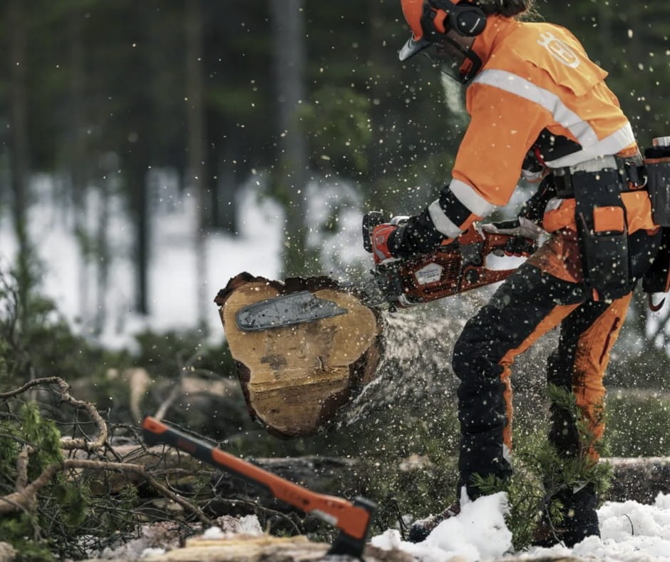 Praca pilarką Husqvarna w warunkach zimowych z łańcuchem SP33G