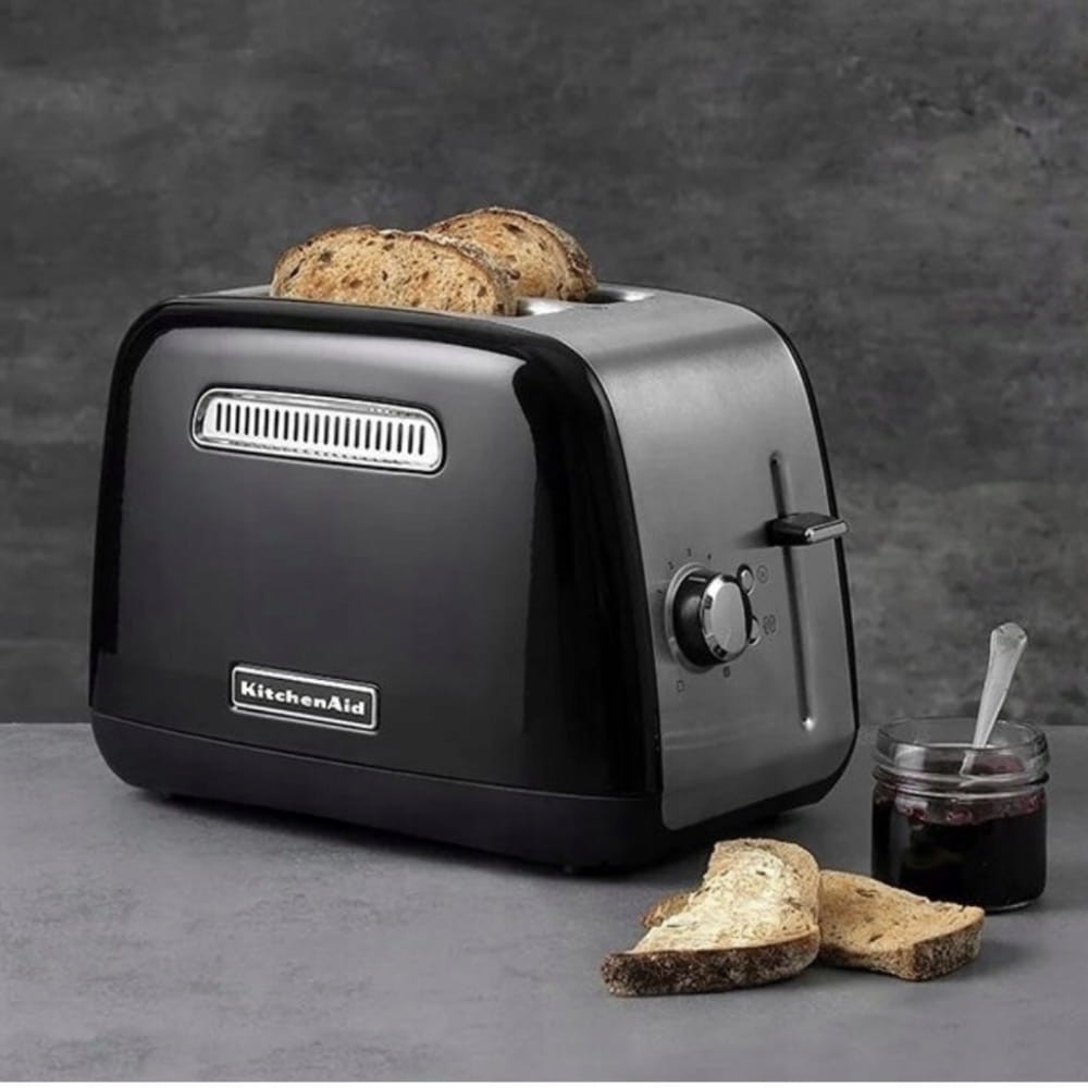 KitchenAid 5KMT2115EOB – aranżacja na blacie z pieczywem