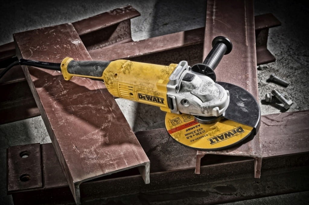 DeWalt DWE490 szlifierka na stanowisku – ujęcie robocze