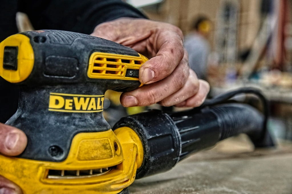DEWALT Szlifierka Mimośrodowa sieciowa 280W REGULACJA 125mm DWE6423