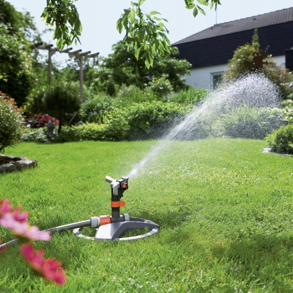 Nawadnianie trawnika zraszaczem Gardena Premium 8135 w ogrodzie