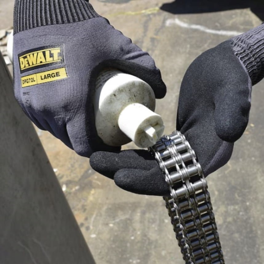 Rękawica DeWalt DPG72 trzymająca metalowy łańcuch - pokaz przyczepności