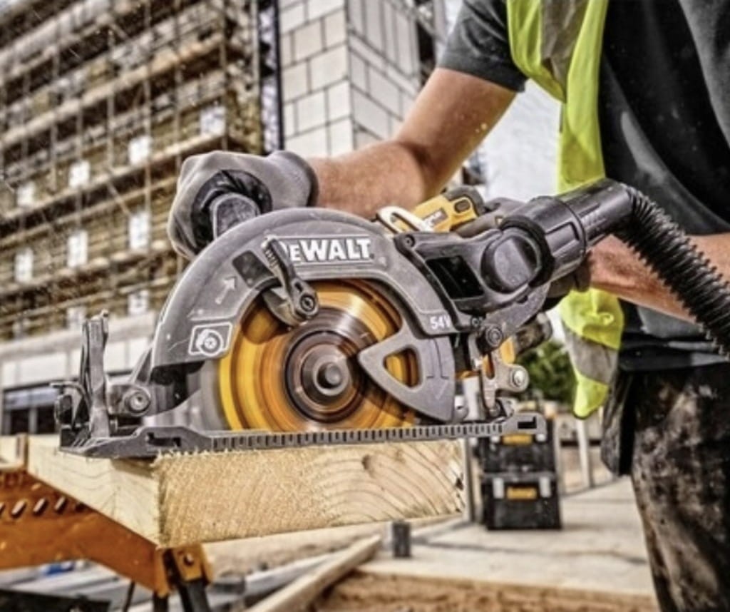 Cięcie płyt szalunkowych na budowie pilarką DeWalt DCS577N