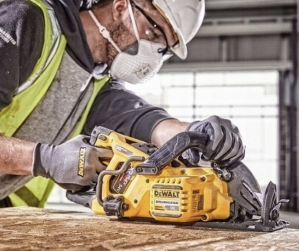 Cięcie pionowe płyty OSB pilarką DeWalt DCS577N rear handle