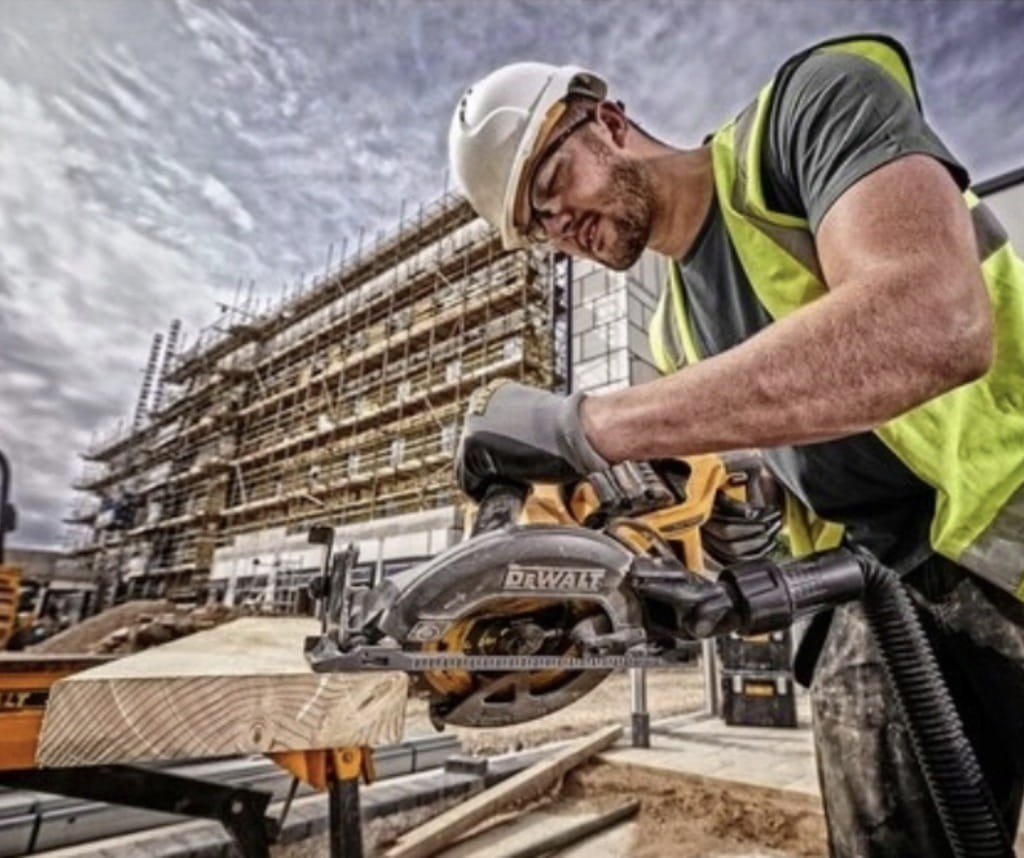 Cięcie grubej belki drewnianej pilarką DeWalt DCS577N FlexVolt