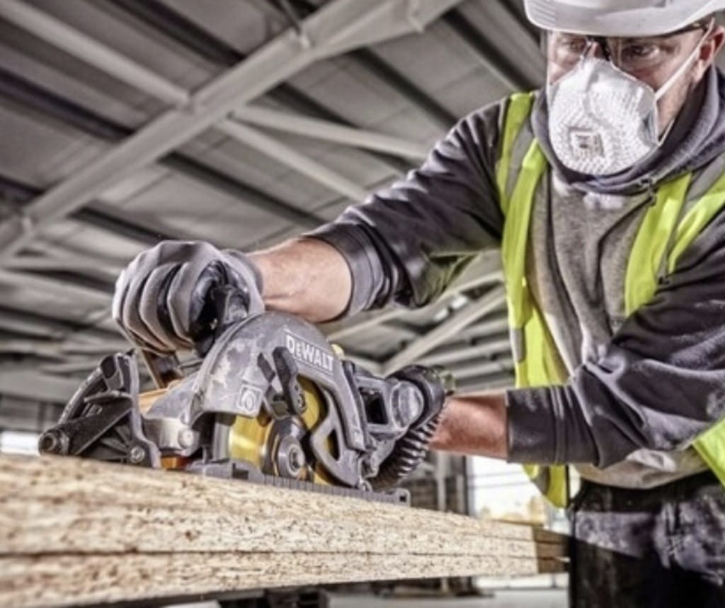 Rozcinanie wzdłużne płyty wiórowej pilarką DeWalt DCS577N
