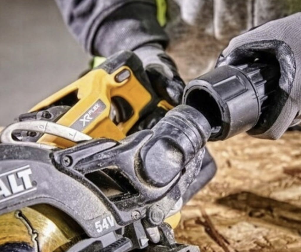 Podłączenie odkurzacza do pilarki DeWalt DCS577N czysta praca