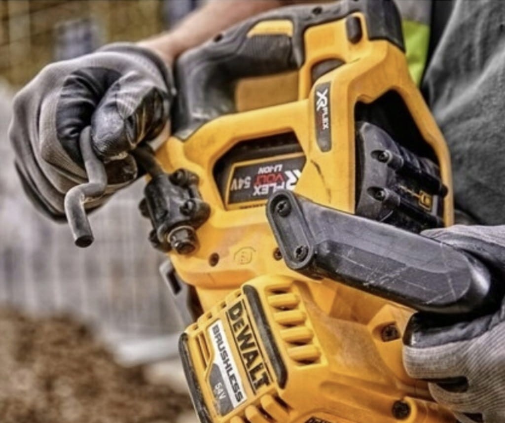Hak do zawieszania na krokwi w pilarce DeWalt DCS577N
