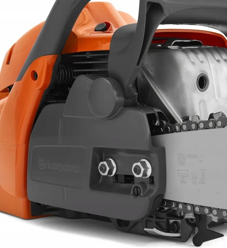 Silnik X-Torq pilarki Husqvarna 455 Rancher widok z boku tłumika