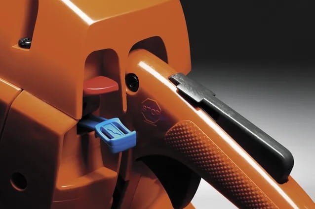 Dźwignia ssania i włącznik Smart Start w pilarce Husqvarna 455