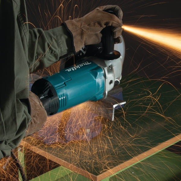 Praca na budowie cięcie metalu szlifierką Makita GA9020RF
