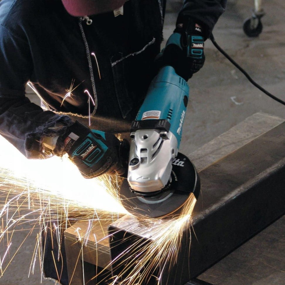 Szlifowanie stalowych elementów szlifierką Makita GA9020RF