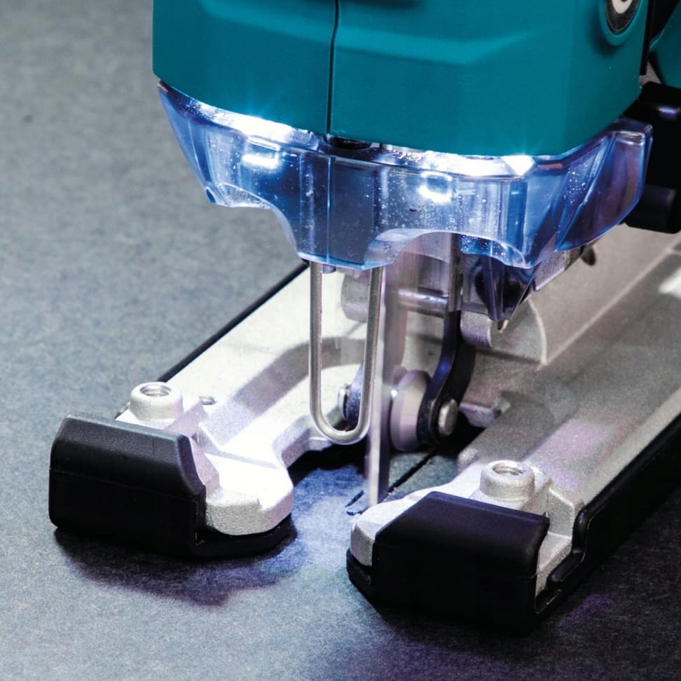 Podwójna dioda LED oświetlająca linię cięcia w Makita DJV181Z