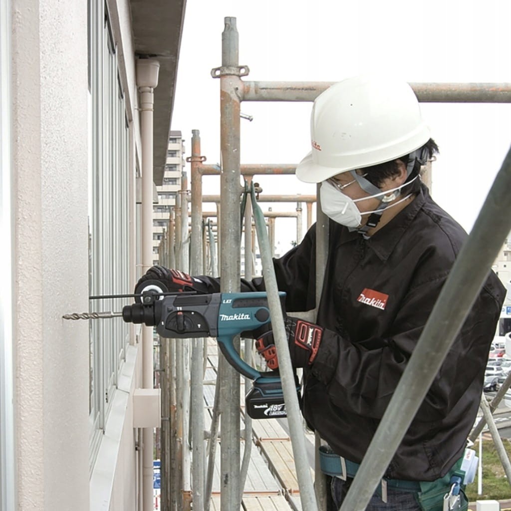 Wiercenie w elewacji młotowiertarką Makita DHR202Z