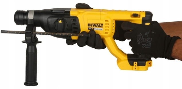 Młotowiertarka DeWalt DCH133NT w rękach operatora chwyt boczny
