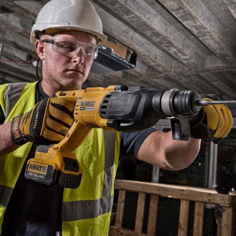 Wiercenie w ścianie młotowiertarką DeWalt DCH133 na budowie