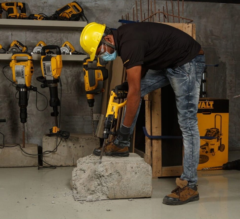 Wiercenie w betonie w podłodze DeWalt DCH133NT