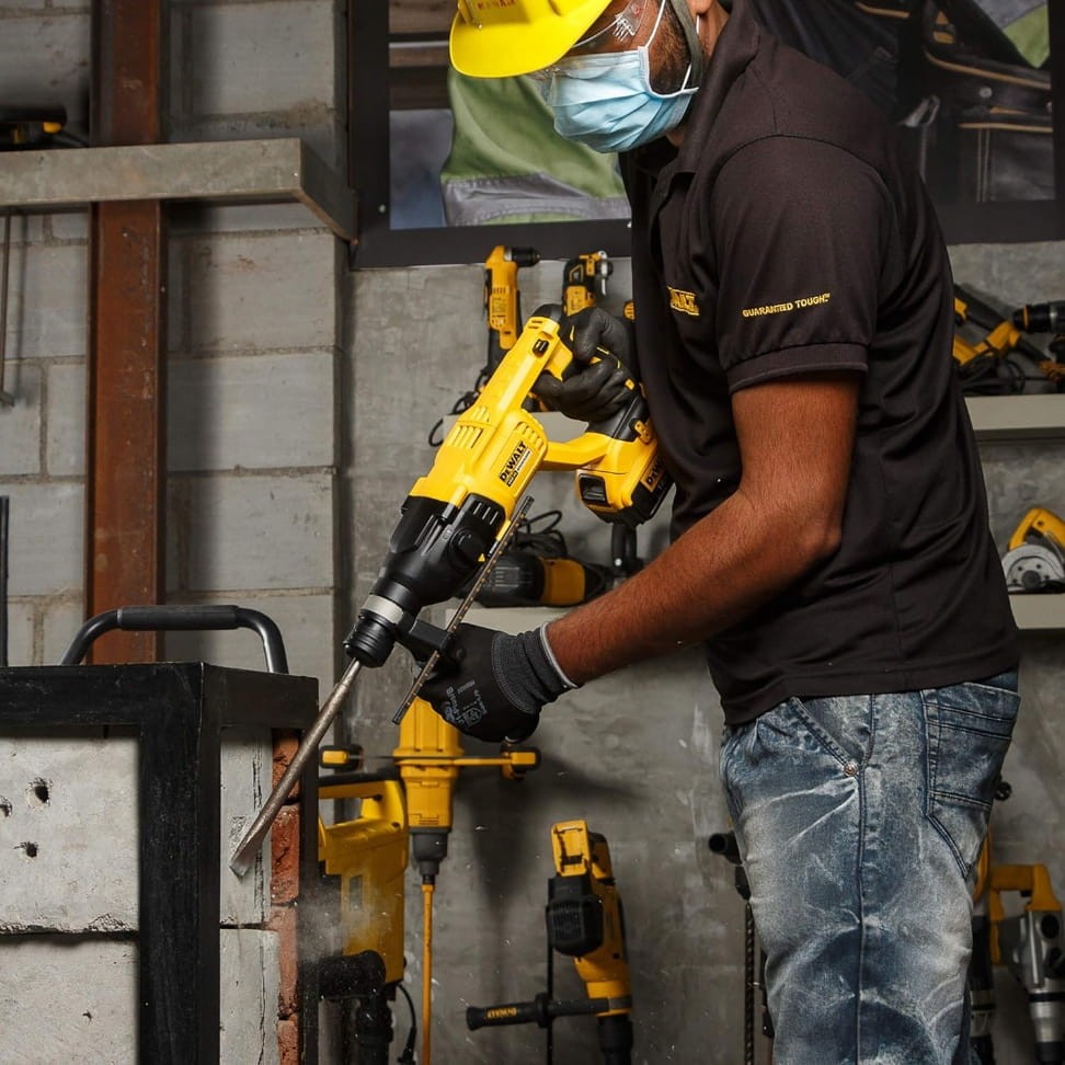 Wiercenie w ścianie z cegły młotowiertarką DeWalt DCH133