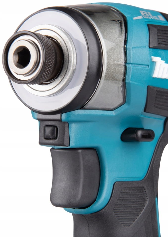 Zbliżenie na uchwyt bitu 1/4 hex i ring LED Makita DTD173