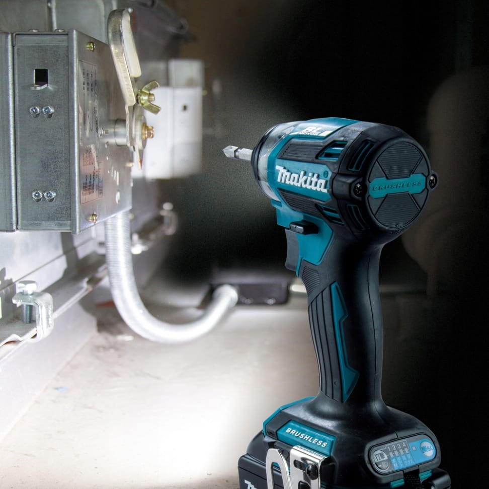 Elektryk montujący puszkę zakrętarką Makita DTD173Z