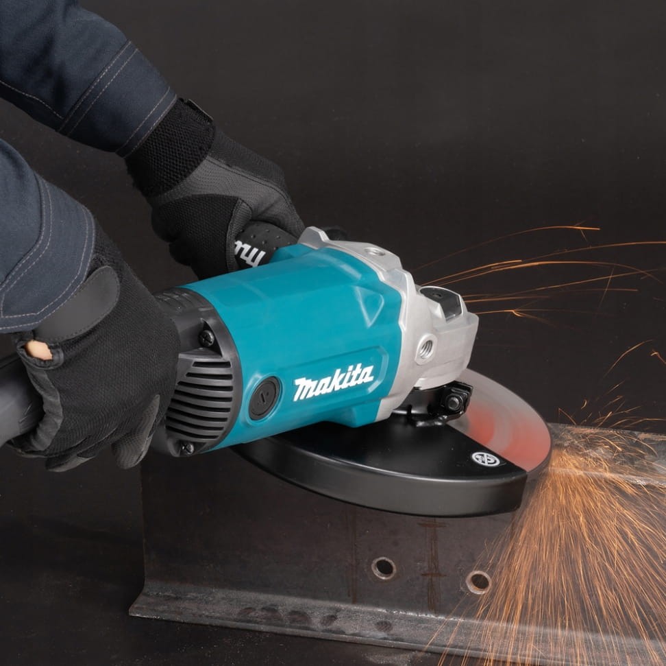 Cięcie metalu dużą szlifierką kątową Makita GA9090N na budowie
