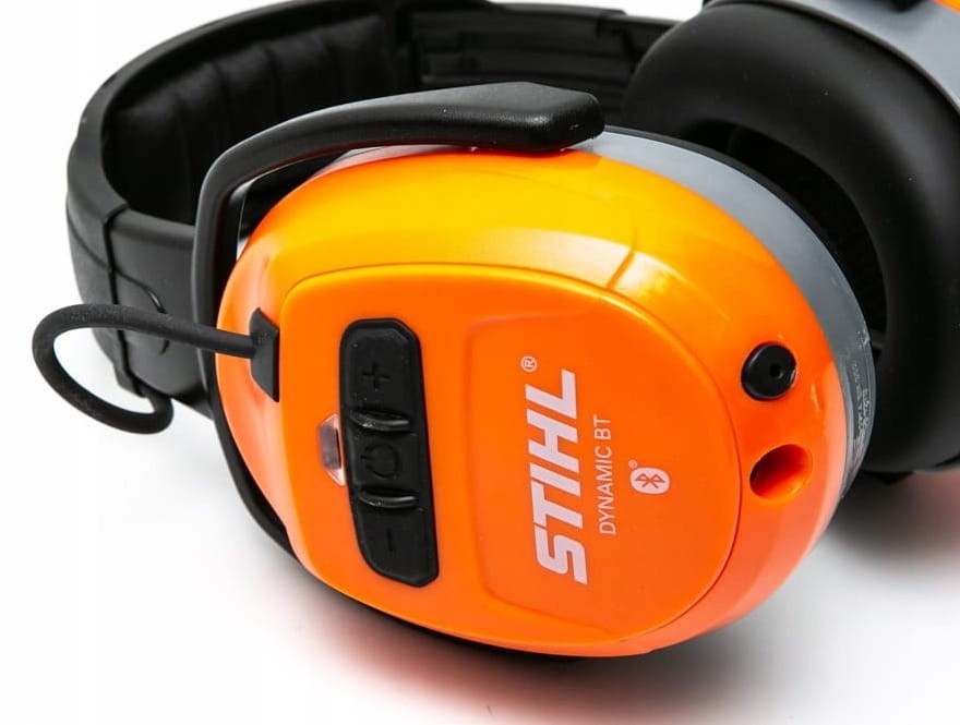 Zbliżenie na przyciski funkcyjne i diodę LED w nausznikach Stihl Dynamic BT