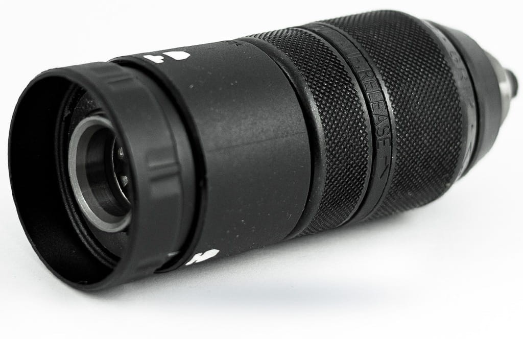 Widok od czoła na szczęki uchwytu wiertarskiego Makita 13mm