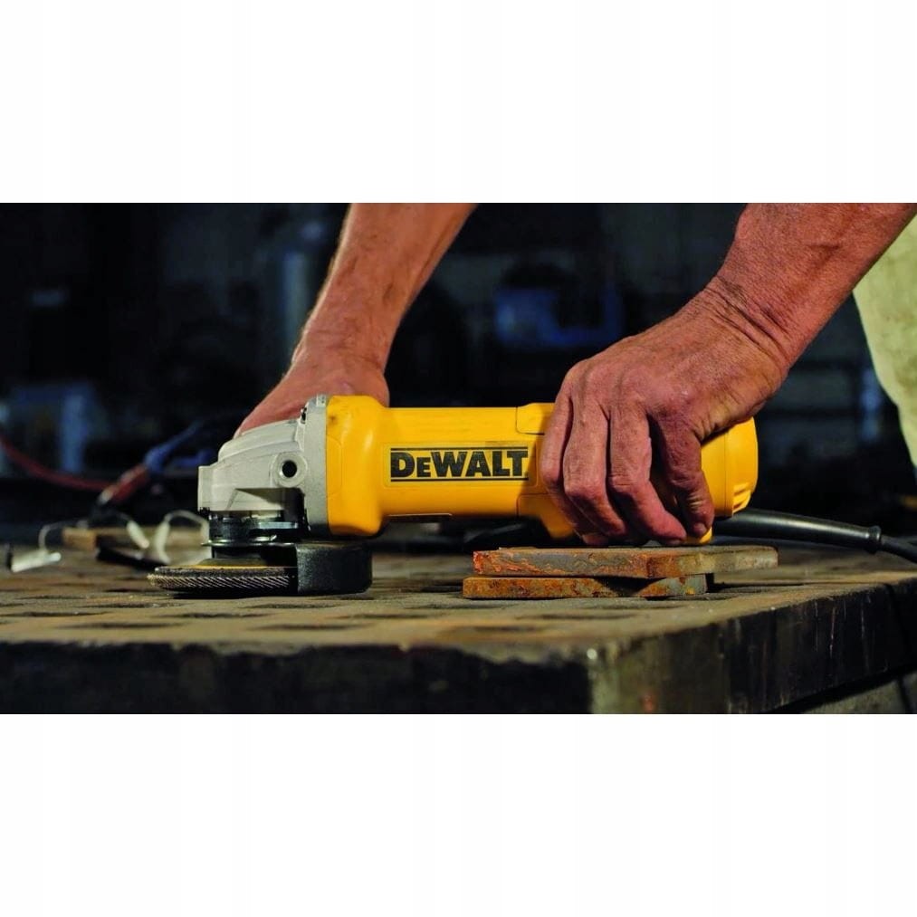 Cięcie metalu szlifierką DeWalt - snop iskier przy pracy warsztatowej