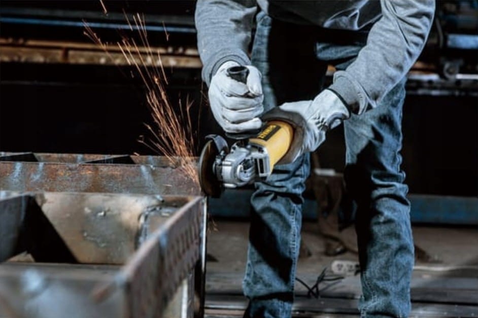 Operator tnący profil stalowy szlifierką kątową DeWalt 125mm